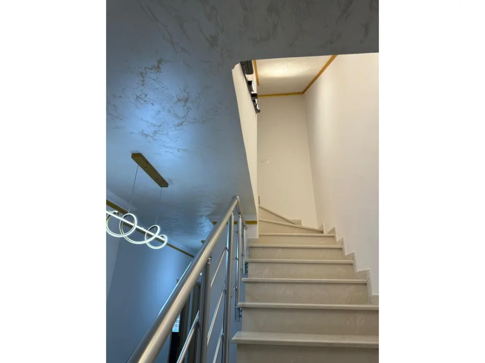 Tirane, jepet me qera apartament duplex 3+1 Kati 0, 142 m² 1.500 € 