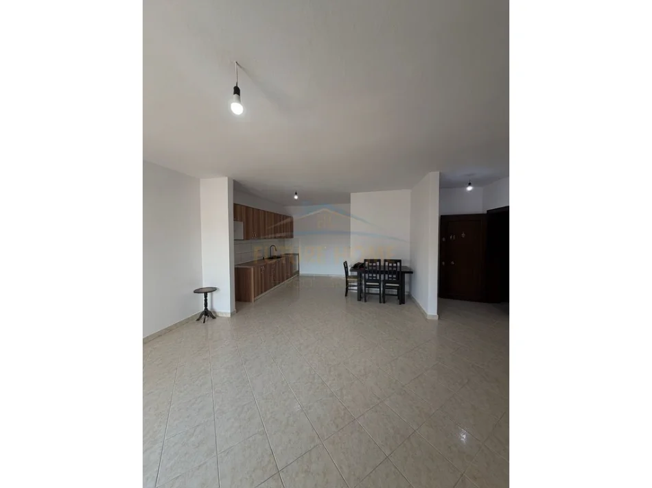 Tirane, jepet me qera apartament 2+1+Ballkon Kati 6, 89 m² 450 € (Unaza e Re)