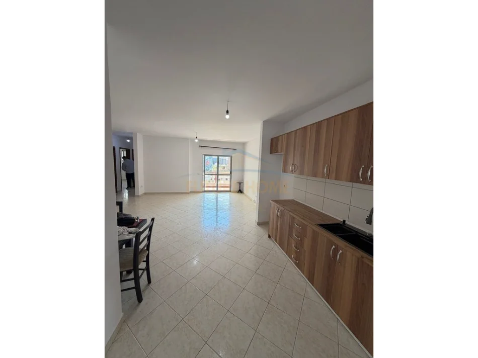Tirane, jepet me qera apartament 2+1+Ballkon Kati 6, 89 m² 450 € (Unaza e Re)