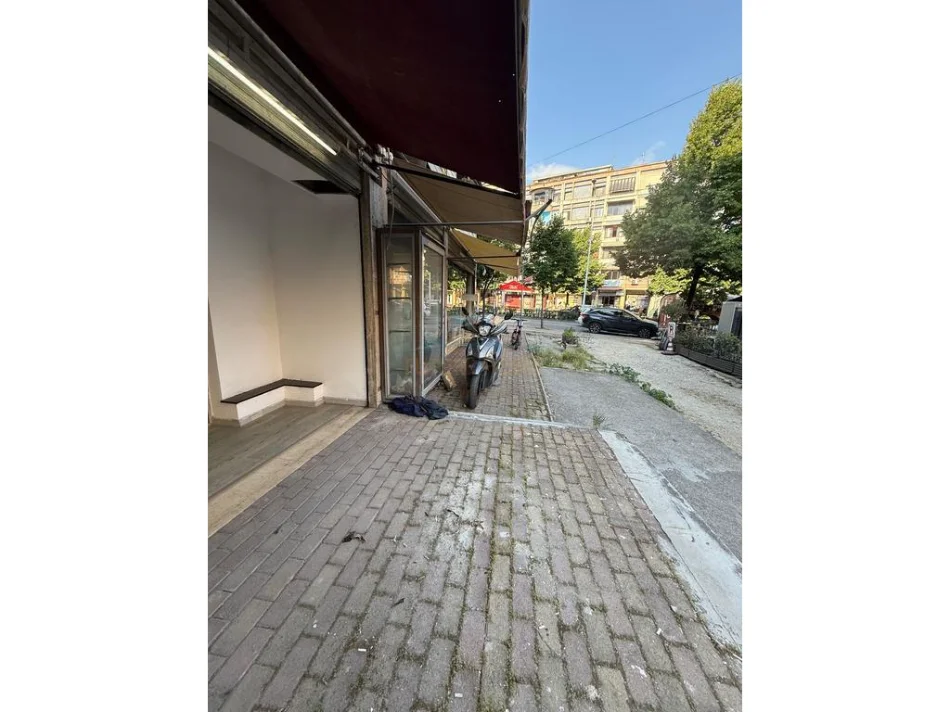 Tirane, jepet me qera zyre Kati 0, 58 m² 800 € (Brryli)