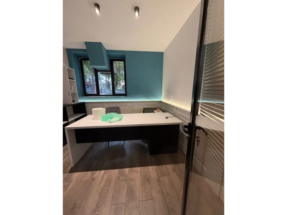 Tirane, jepet me qera ambjent biznesi Kati 0, 58 m² 800 € (brryli)