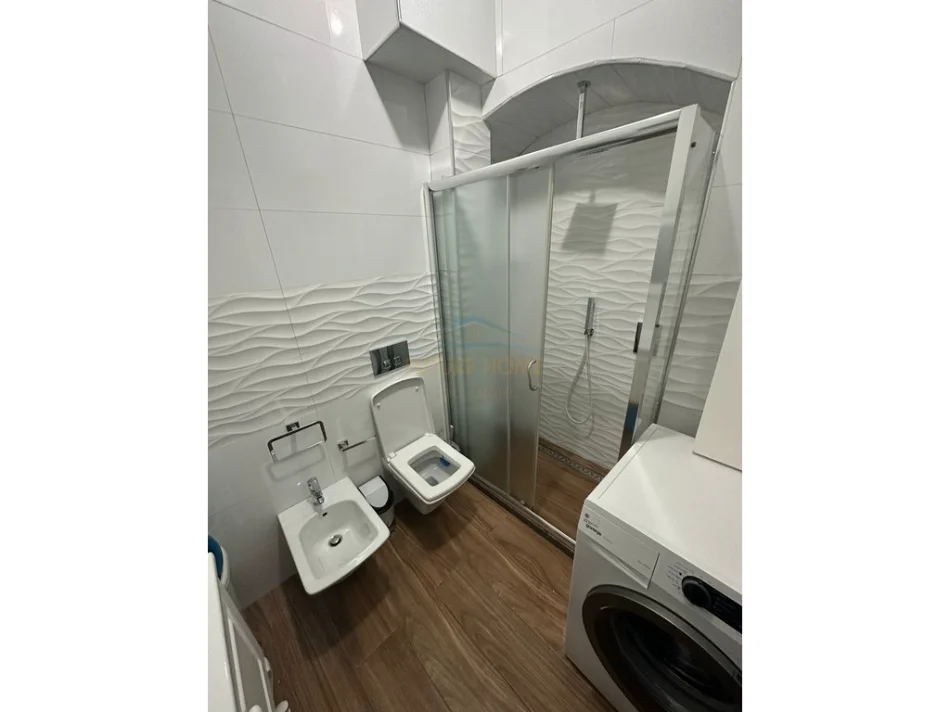 Tirane, jepet me qera apartament 2+1+Ballkon Kati 2, 72 m² 700 € (Qender)