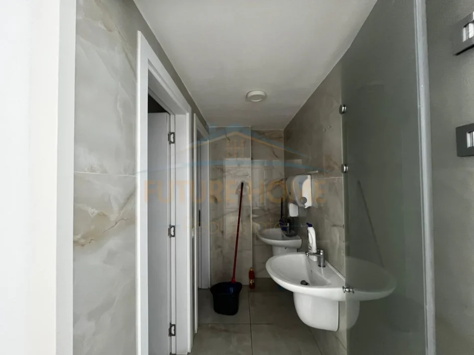 Tirane, jepet me qera ambjent biznesi Kati 1, 250 m² 3.200 € (Kompleksi Arlis)
