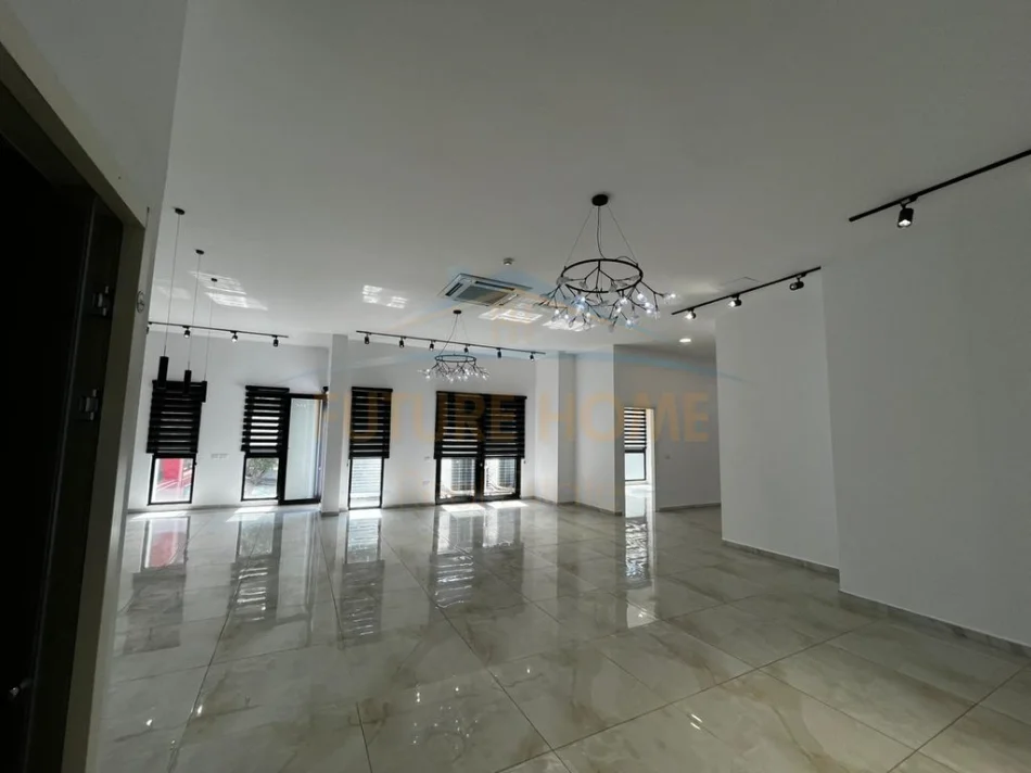 Tirane, jepet me qera ambjent biznesi Kati 1, 250 m² 3.200 € (Farmacia 10)