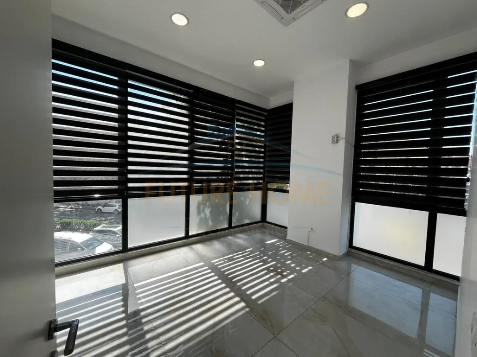Tirane, jepet me qera ambjent biznesi Kati 1, 250 m² 3.200 € (Farmacia 10)