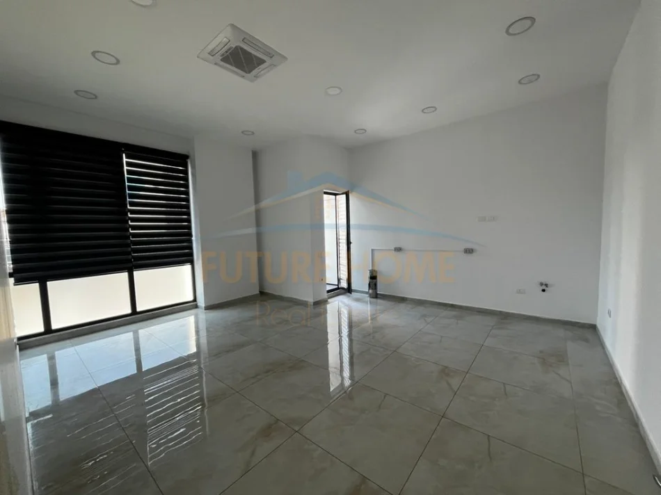 Tirane, jepet me qera ambjent biznesi Kati 1, 250 m² 3.200 € (Farmacia 10)