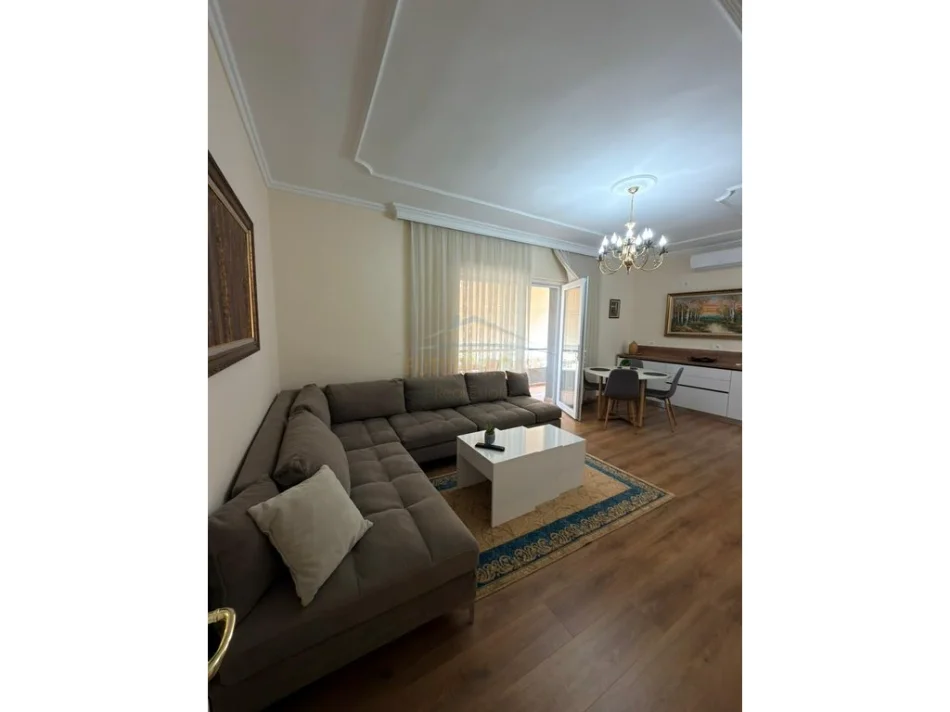 Tirane, jepet me qera apartament 2+1 Kati 4, 88 m² 1.000 € (Pazari i Ri)