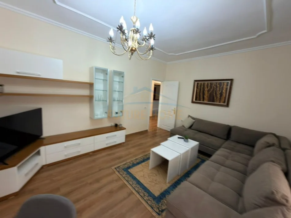 Tirane, jepet me qera apartament 2+1+Ballkon Kati 4, 88 m² 1.000 € 
