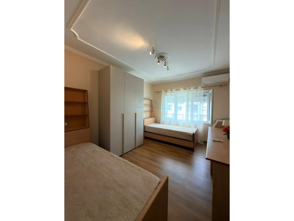 Tirane, jepet me qera apartament 2+1 Kati 4, 88 m² 1.000 € (Pazari i Ri)