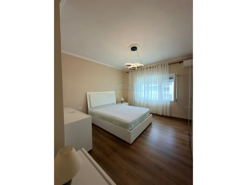 Tirane, jepet me qera apartament 2+1+Ballkon Kati 4, 88 m² 1.000 € (Pazar i ri)