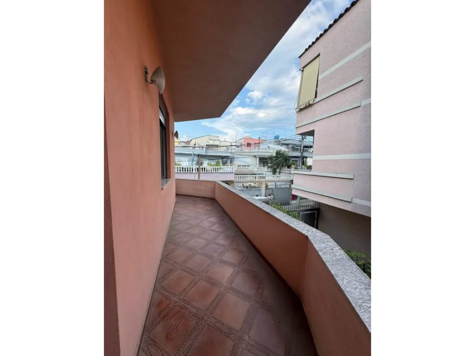 Tirane, jepet me qera Vile , 170 m² 1.400 € (Rruga Albanopoli, Don Bosko.)