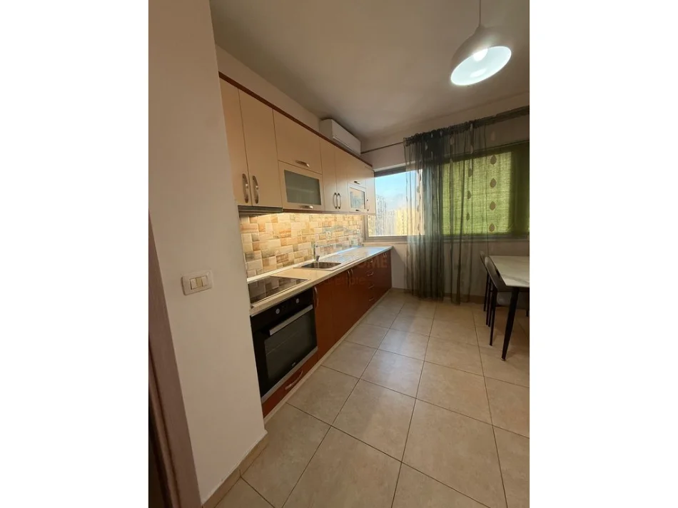 Tirane, jepet me qera apartament 1+1 Kati 5, 110 m² 550 € (5 maj)