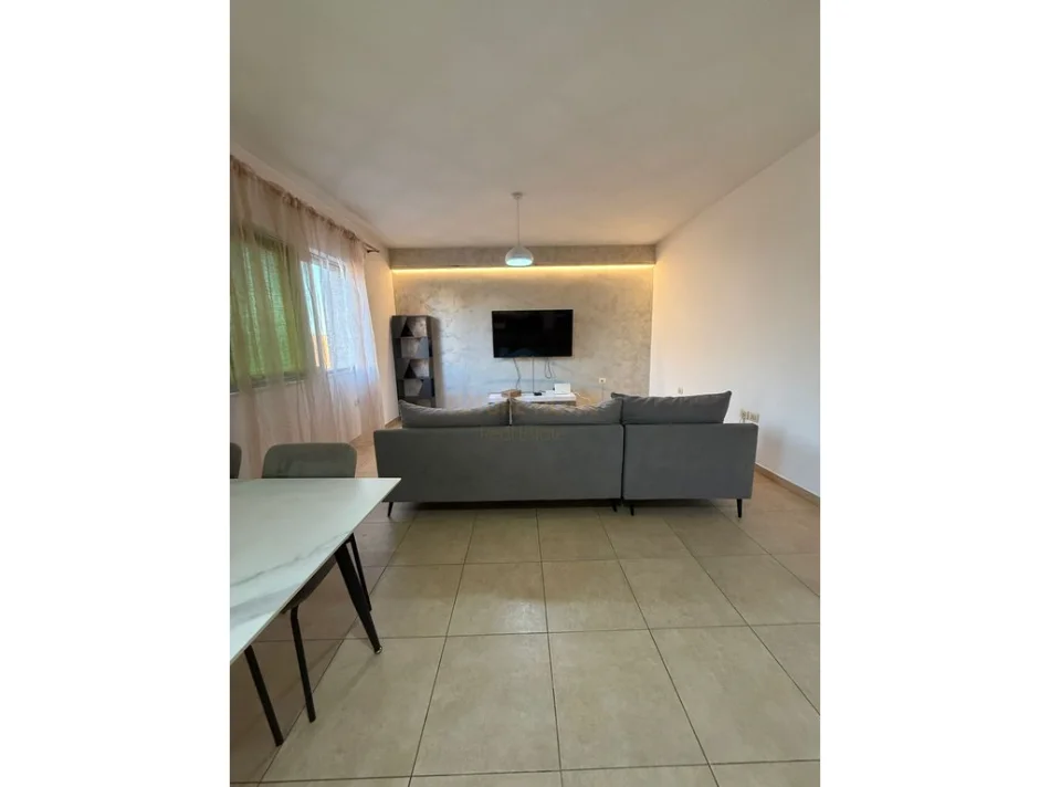 Tirane, jepet me qera apartament 1+1 Kati 5, 110 m² 550 € (5 maj)