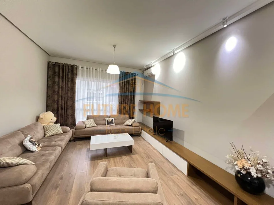 Tirane, jepet me qera apartament 1+1 Kati 5, 82 m² 600 € (Kopshti Botanik)