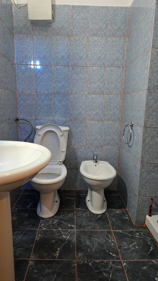 Tirane, jepet me qera apartament 2+1 Kati 5, 75 m² 450 € (Restorant Fresku)