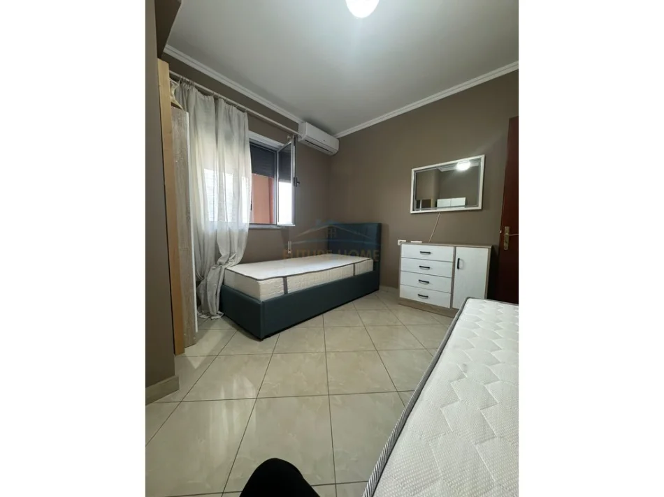 Tirane, jepet me qera apartament 2+1+Ballkon Kati 8, 96 m² 800 € (Ish stacioni i fundit i tiranes se re)