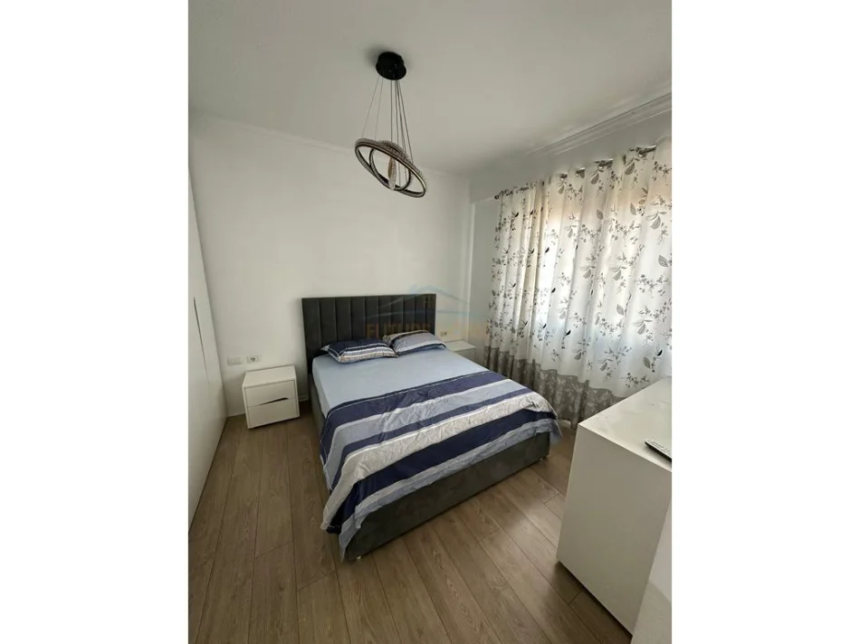 Tirane, jepet me qera apartament 3+1+Ballkon Kati 8, 111 m² 900 € (Unaza e Re)