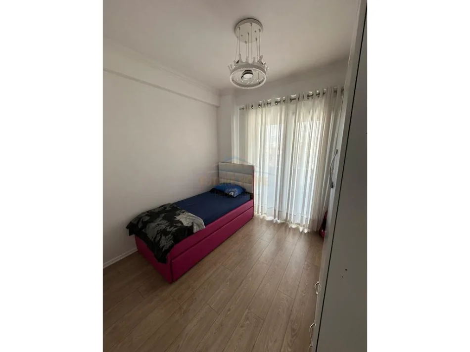 Tirane, jepet me qera apartament 3+1 Kati 8, 113 m² 900 € (Unaza e Re)