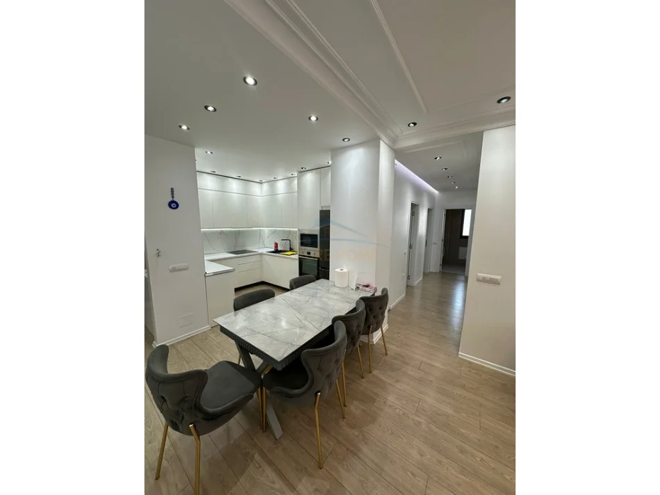 Tirane, jepet me qera apartament 3+1 Kati 8, 112 m² 900 € 