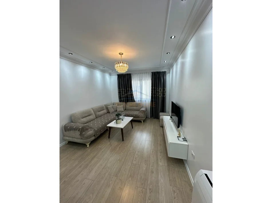 Tirane, jepet me qera apartament 3+1 Kati 8, 112 m² 900 € 