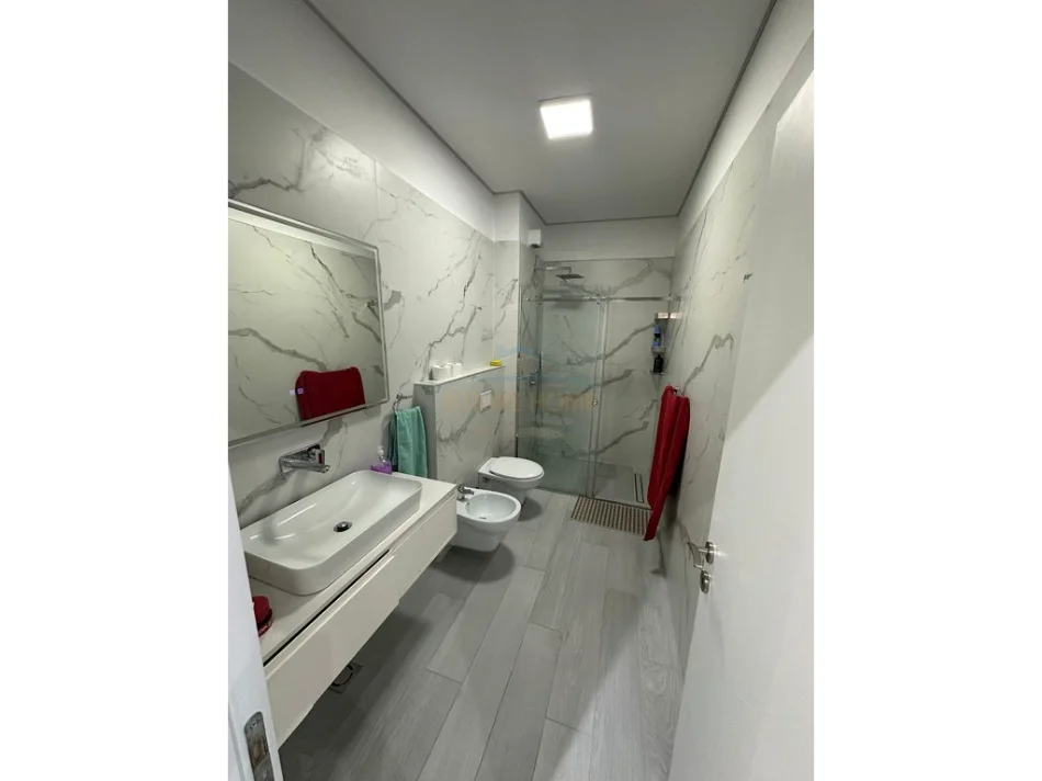 Tirane, jepet me qera apartament 3+1 Kati 8, 112 m² 900 € 