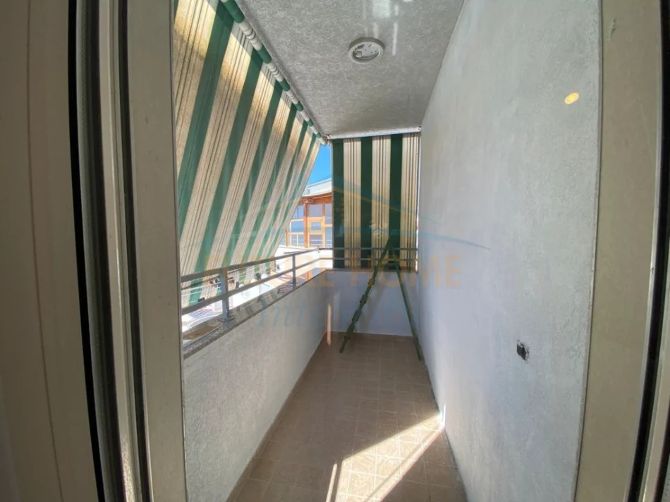 Tirane, jepet me qera apartament 1+1 , 420 € (Fresk)
