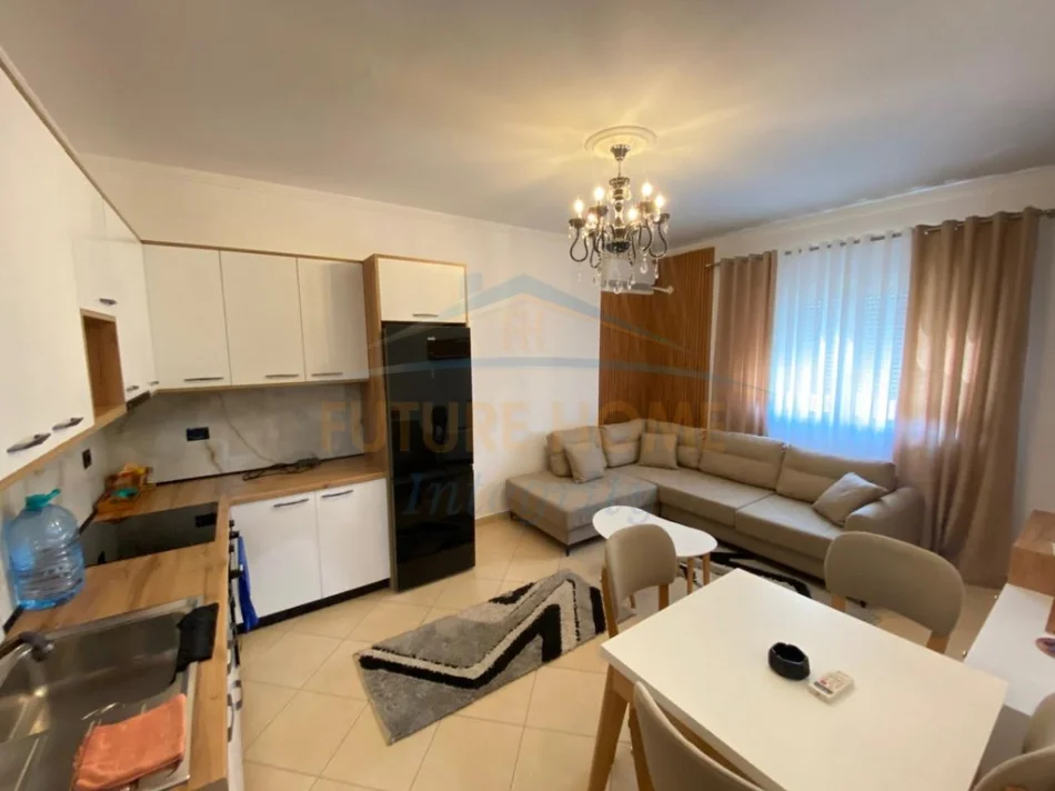 Tirane, jepet me qera apartament 1+1+Ballkon Kati 4, 64 m² 420 € (Fresk)