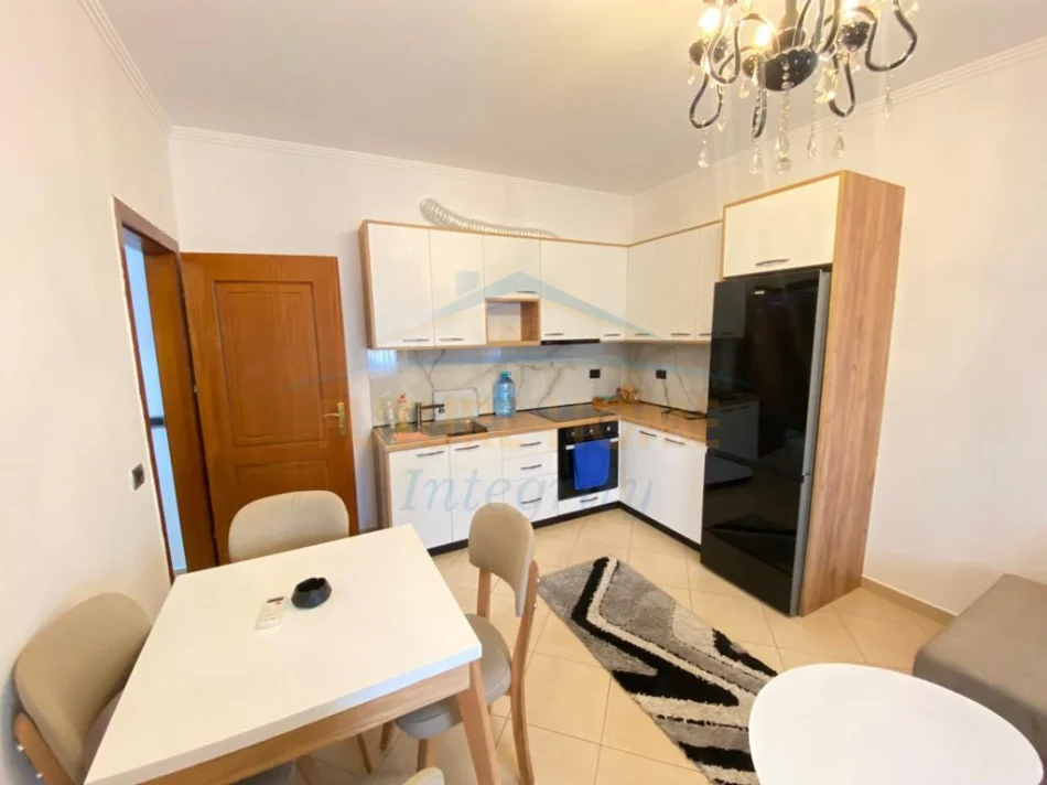 Tirane, jepet me qera apartament 1+1+Ballkon Kati 4, 64 m² 400 € (Fresku)
