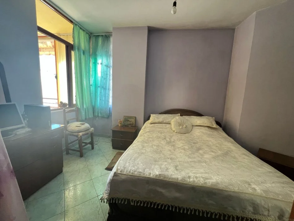 Tirane, jepet me qera apartament 2+1+Ballkon Kati 7, 75 m² 300 € (rruga Eqerem Cabej)