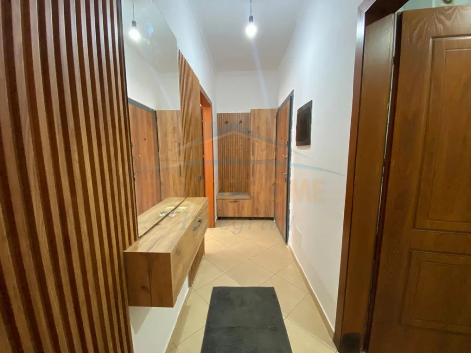 Tirane, jepet me qera apartament 1+1+Ballkon Kati 4, 64 m² 420 € (fresku)