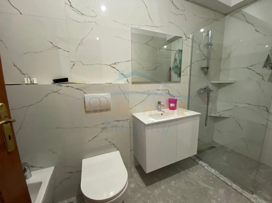 Tirane, jepet me qera apartament 1+1+Ballkon Kati 4, 64 m² 420 € (fresku)