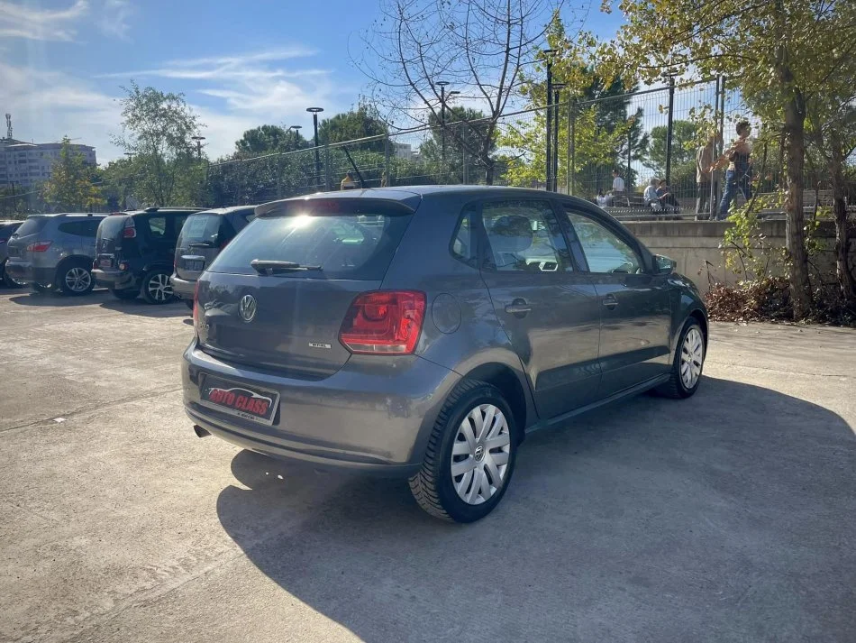 Tirane, shes makine VW POLO Benzin+Gaz, gri e erret manuale Klima 204.000 km 4900 €