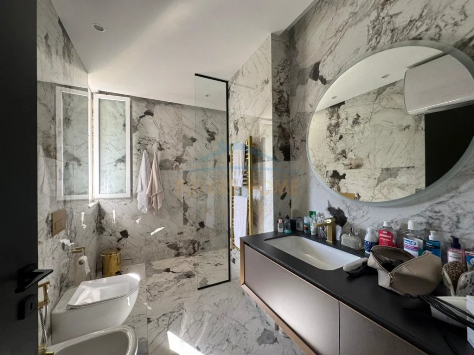 Tirane, shitet apartament 3+1+2+3Ballkon Kati 3, 166 m² 470.000 € (Kopshti Botanik)