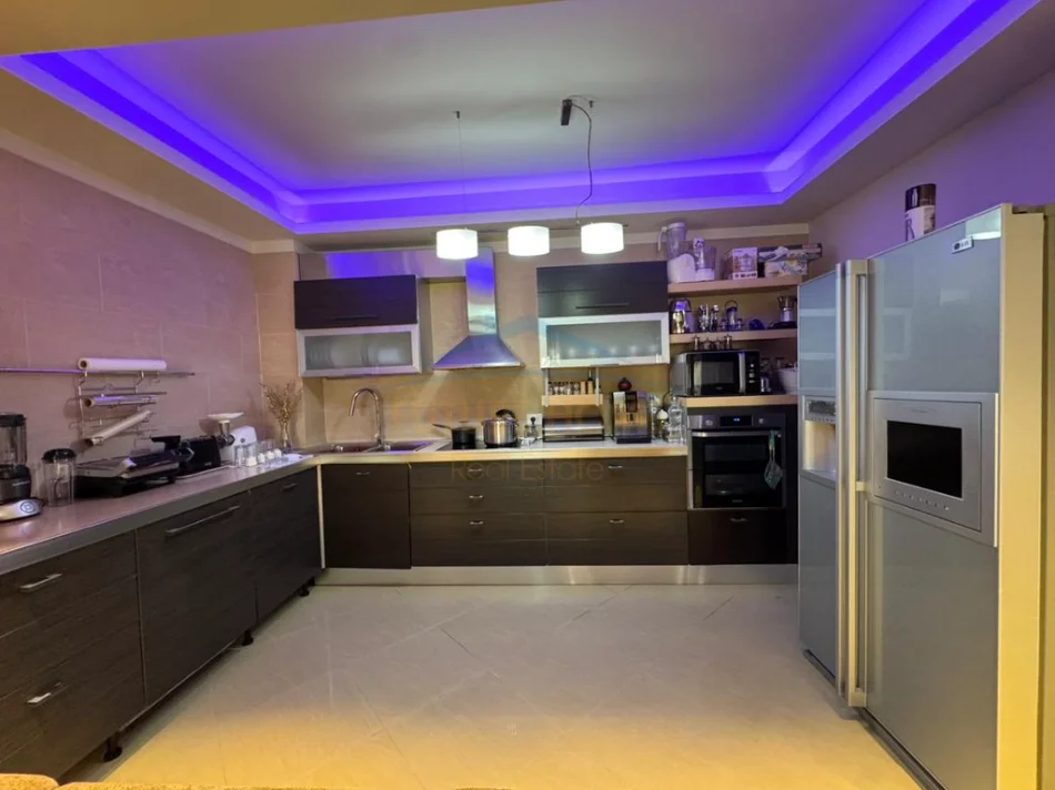 Tirane, shitet apartament 3+1+2+3Ballkon Kati 3, 166 m² 470.000 € (Kopshti Botanik)