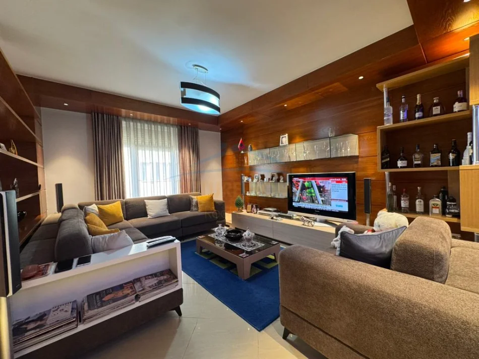 SHITET APARTAMENT 3+1+2 TEK KOPSHTI BOTANIK