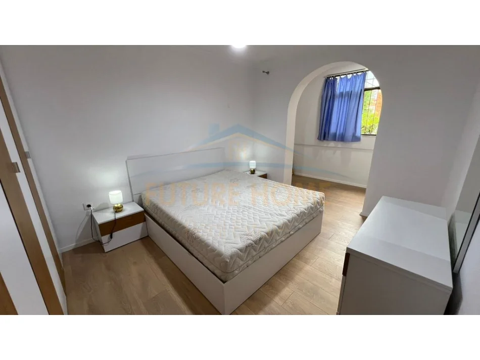 Tirane, jepet me qera apartament 1+1+Ballkon Kati 2, 52 m² 500 € (Rruga Fortuzi)