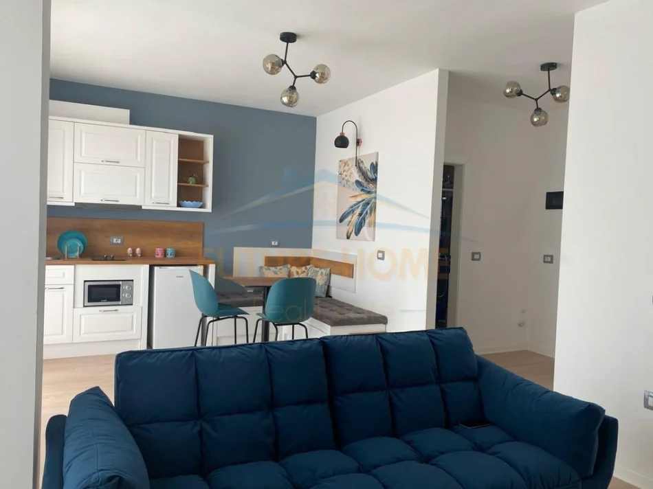Tirane, jepet me qera apartament 1+1+Ballkon Kati 4, 60 m² 650 € (Komuna e Parisit)
