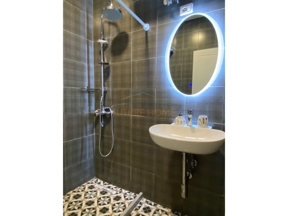 Tirane, jepet me qera apartament 1+1+Ballkon Kati 4, 60 m² 650 € (Komuna e Parisit)