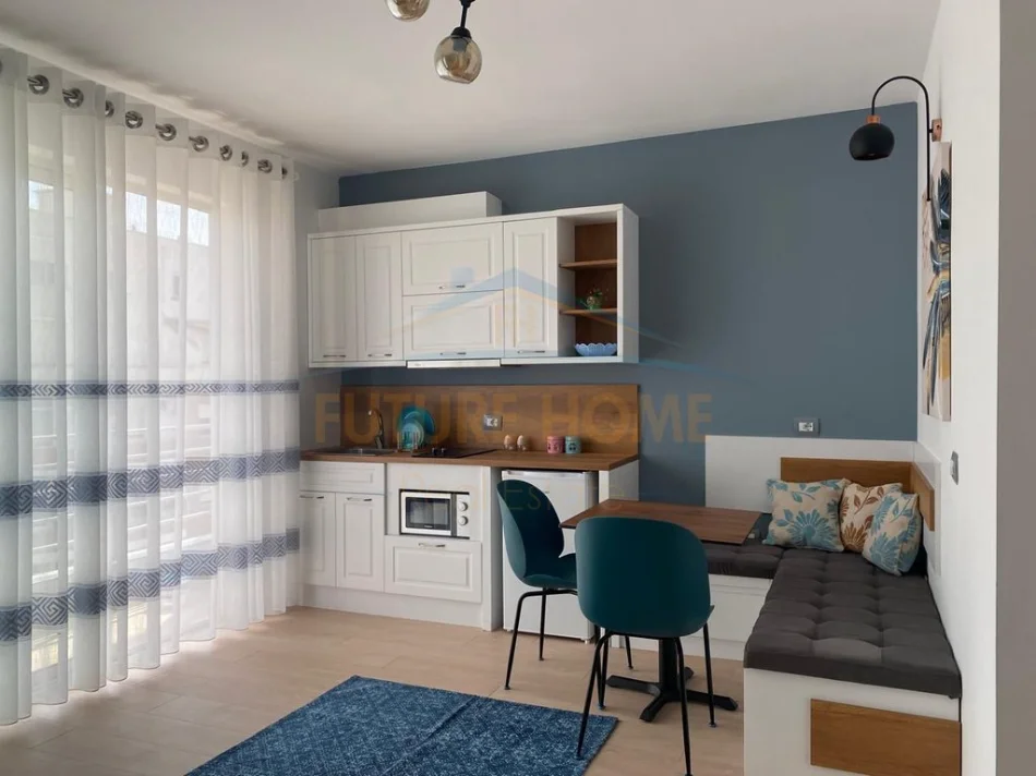 Tirane, jepet me qera apartament 1+1+Ballkon Kati 4, 60 m² 650 € (Komuna e Parisit)