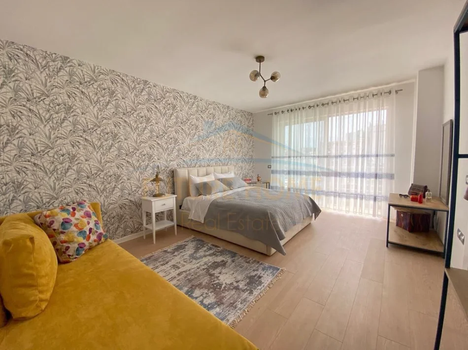 Tirane, jepet me qera apartament 1+1+Ballkon Kati 4, 60 m² 650 € (Komuna e Parisit)