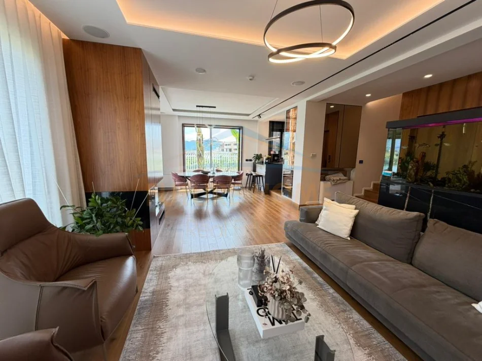Tirane, jepet me qera Vile 3+1+Aneks+Ballkon Kati 0, 280 m² 5.000 € (Farke)