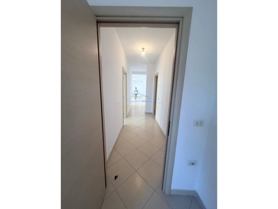 Tirane, shitet apartament 2+1+Ballkon Kati 5, 116 m² 320.000 € (21 Dhjetori)