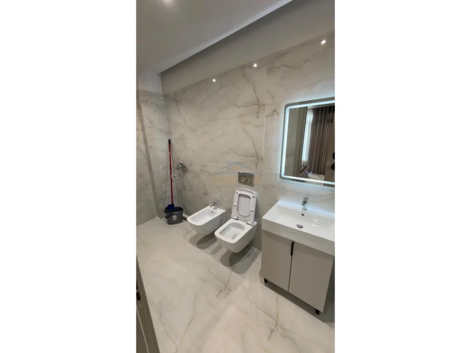Tirane, jepet me qera apartament 2+1+Ballkon Kati 7, 112 m² 950 € 
