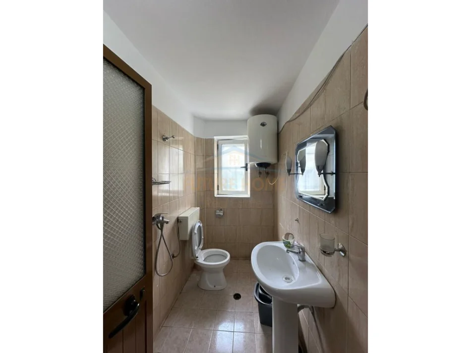 Tirane, shitet apartament 1+1 Kati 3, 54 m² 129.000 € (Stacioni i Trenit)