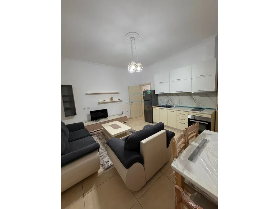 Tirane, jepet me qera apartament 1+1+Ballkon Kati 1, 60 m² 400 € (Kopshti Botanik)
