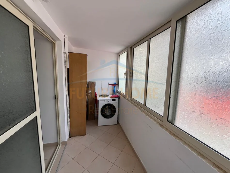 Tirane, jepet me qera ambjent biznesi Kati 1, 85 m² 800 € (prane kryqezimit 21 Dhjetori, Tirane)