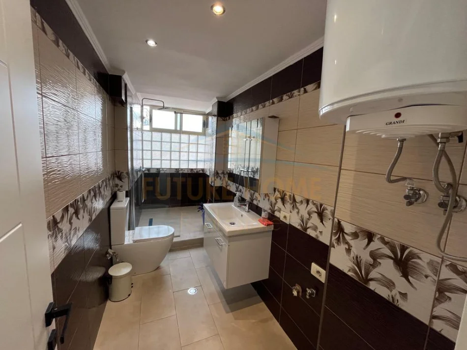 Tirane, jepet me qera ambjent biznesi Kati 1, 85 m² 800 € (prane kryqezimit 21 Dhjetori, Tirane)