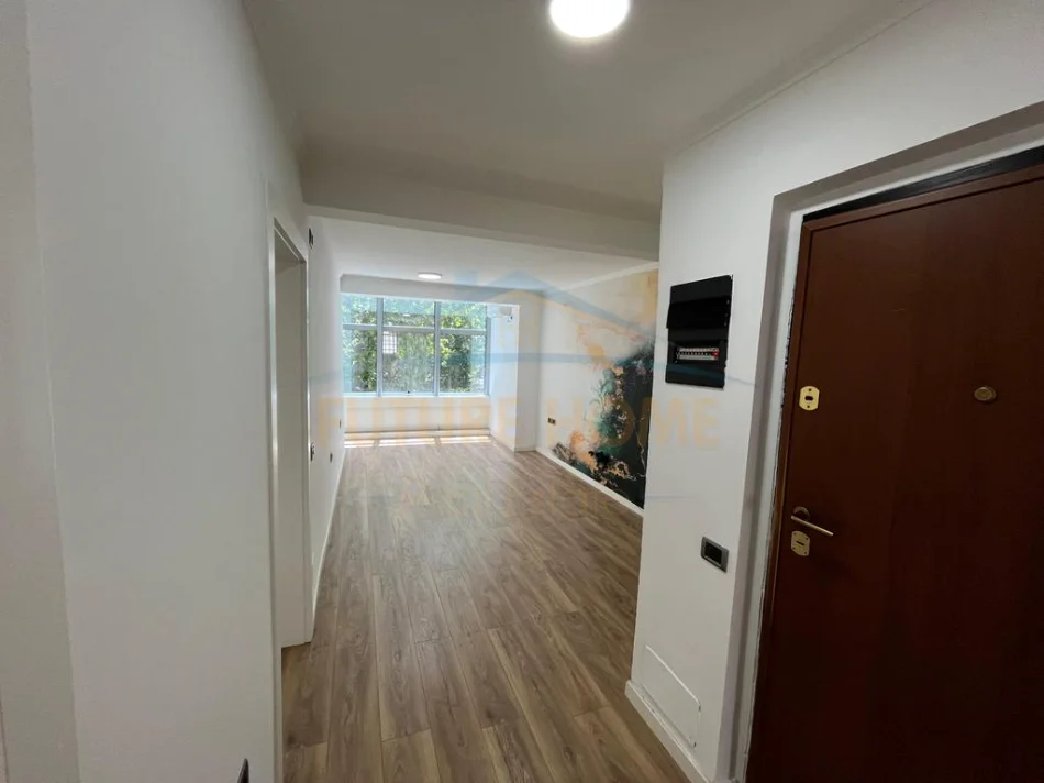 Tirane, jepet me qera ambjent biznesi Kati 1, 85 m² 800 € (prane kryqezimit 21 Dhjetori, Tirane)