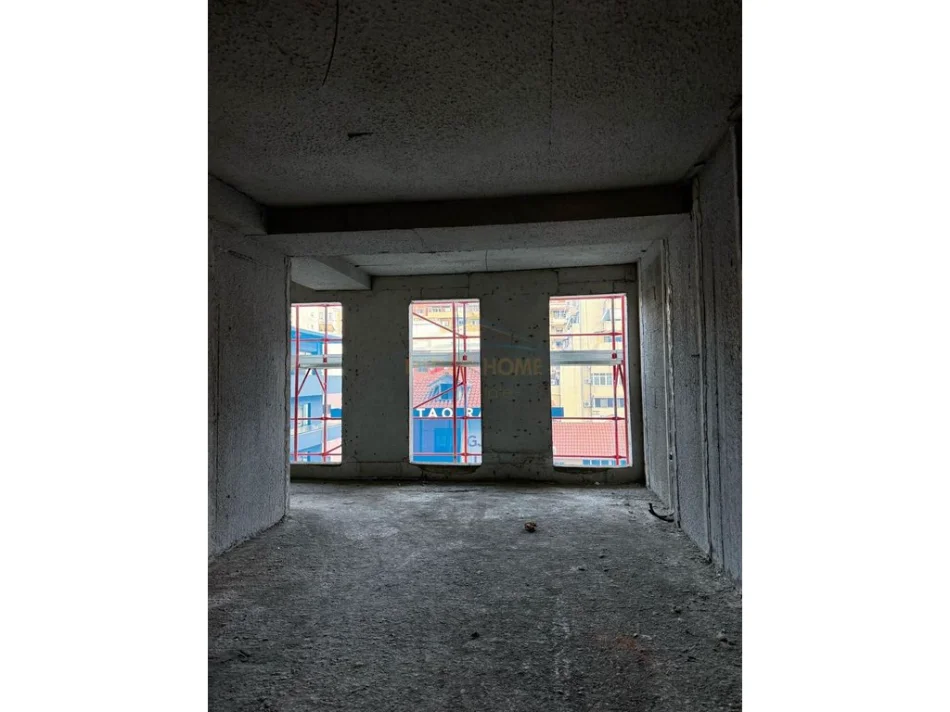 Tirane, shitet apartament 2+1+Aneks+Ballkon Kati 3, 129 m² 303.150 € (Komuna e Parisit)