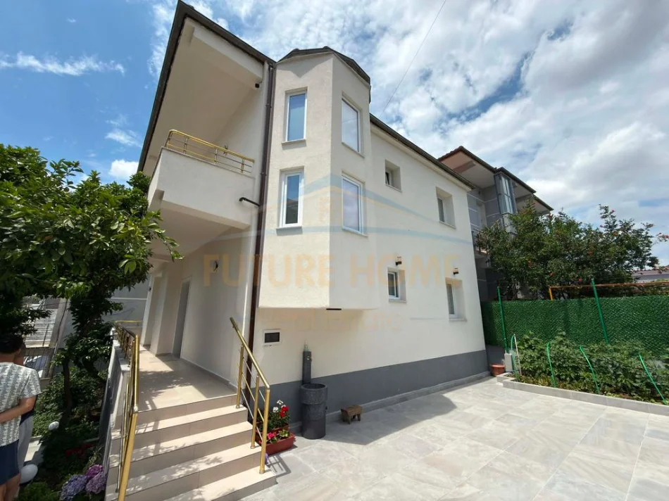 Tirane, shitet Vile 4+1+Aneks+Ballkon Kati 0, 258 m² 400.000 € (Sauk)